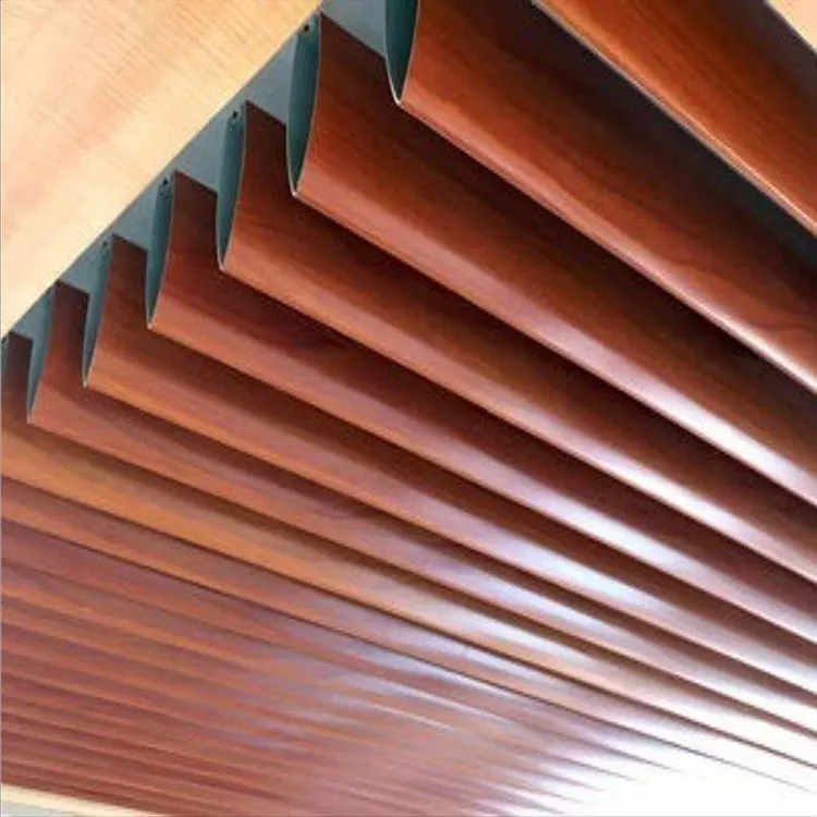 O teto metálico de alumínio com sistema de perfil em forma de bala está chamando a atenção no setor de design de interiores?