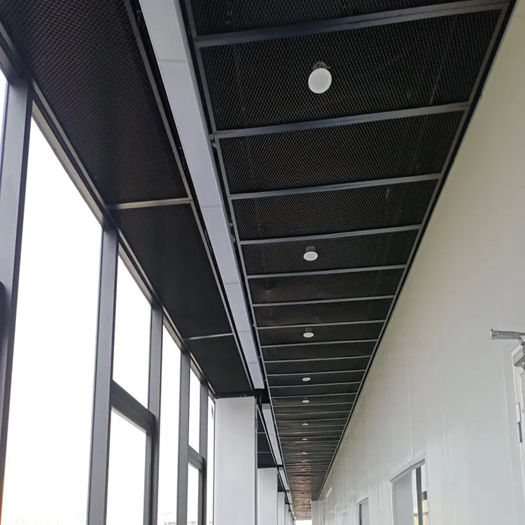 Há inovações na decoração de interiores com teto de malha metálica de alumínio?