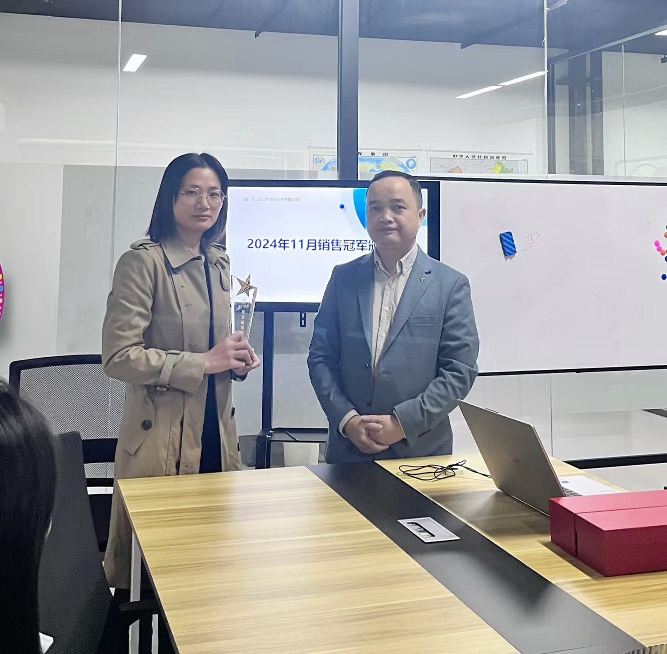 Notícias alegres! Sra. Guo Junqiao alcançou o campeão de vendas mensais em novembro.