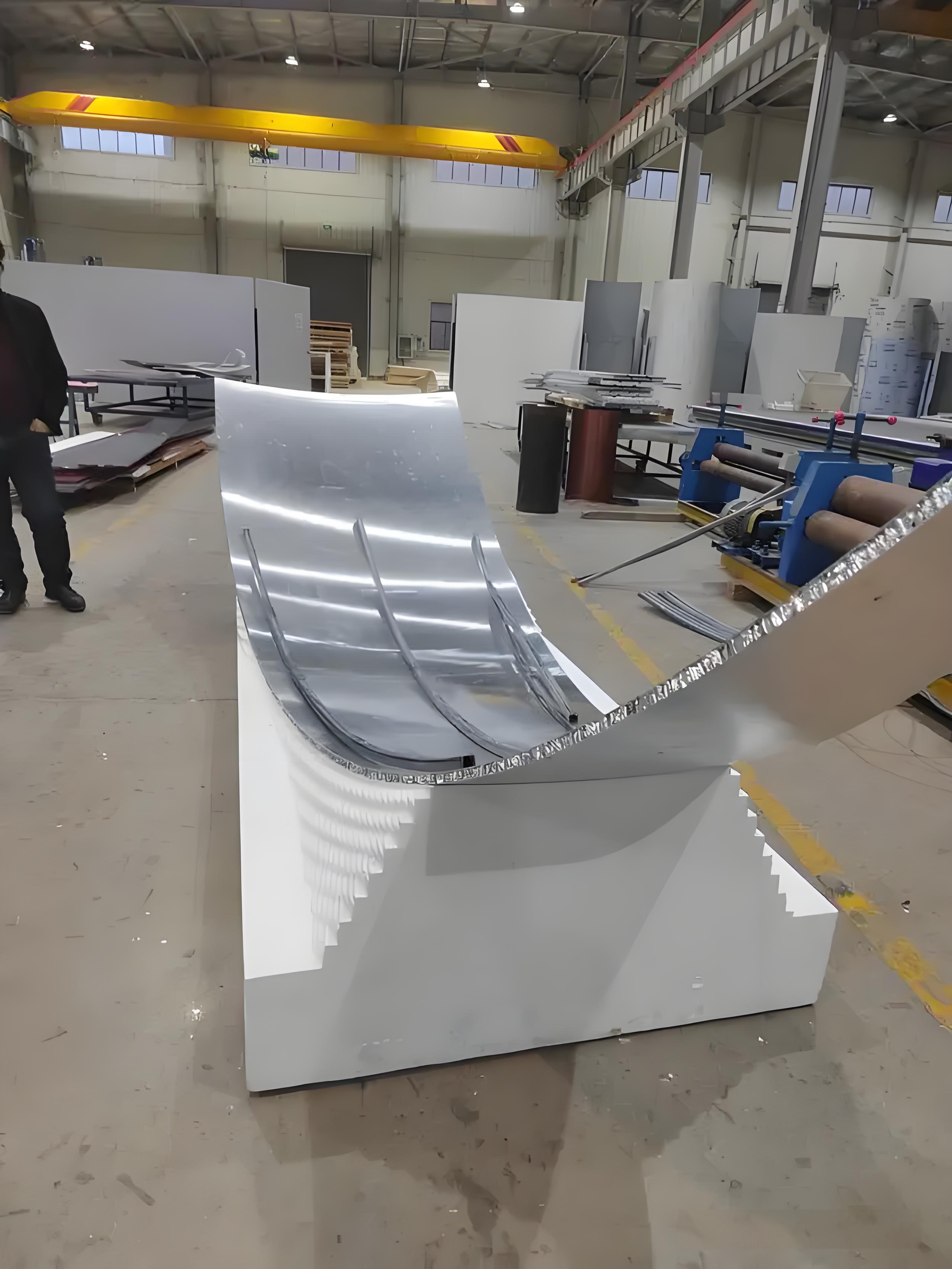 Analise de forma abrangente a alta dificuldade em fabricar painéis de favo de mel curvos de quatro aspectos